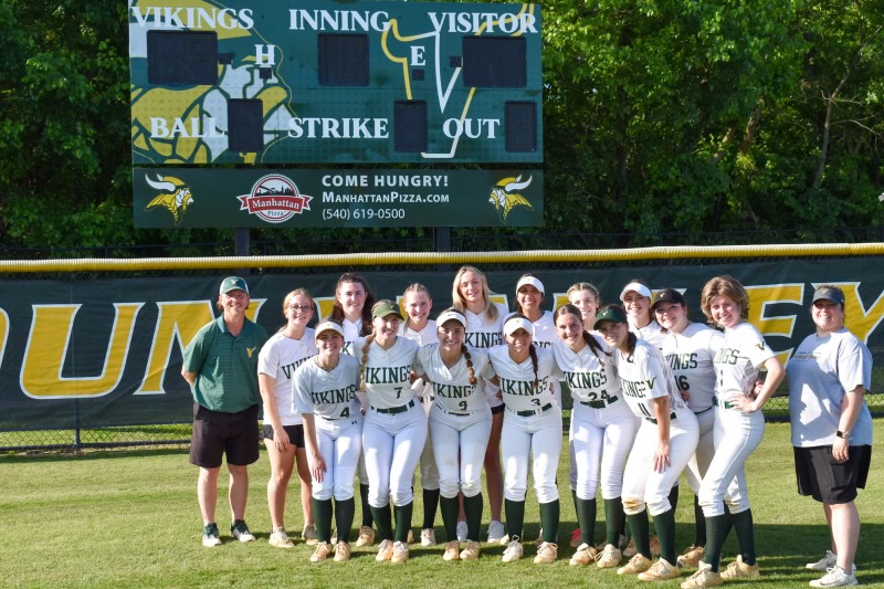 Girls+Varsity+Softball+takes+a+post+game+group+photo.+Provided+by+Harlie+Reich.+