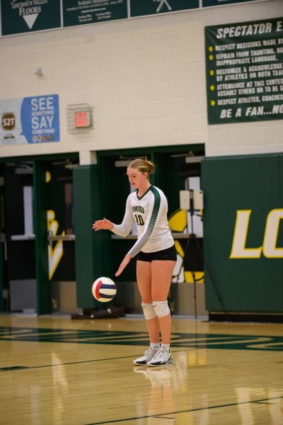 Payton Mandichak putting up a serve 